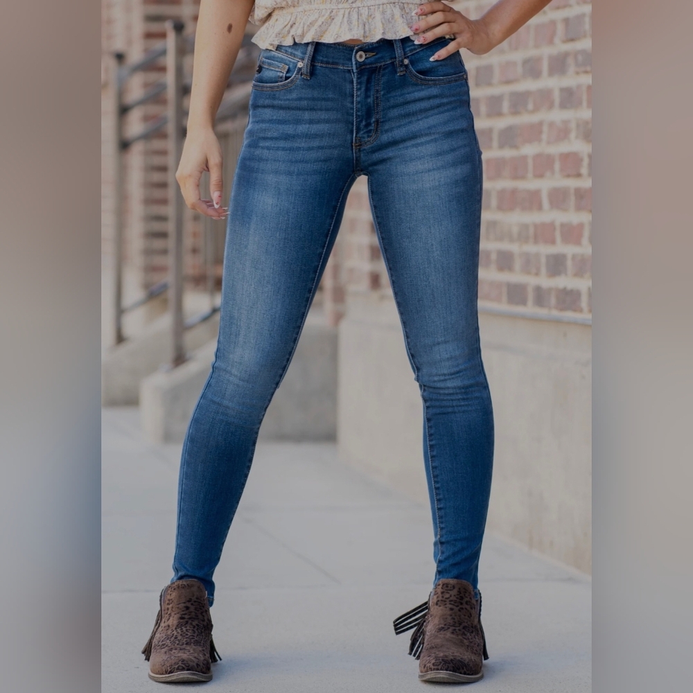 KanCan Women's Mid-Rise Skinny Jean - 28